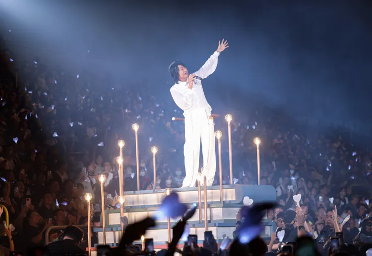 游鴻明一連演唱近40首歌，以多段組曲串起歷年經典。寬宏藝術提供