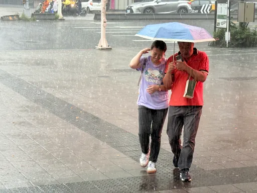 南部雨勢還沒完！4縣市豪大雨特報紅紫一片　一路下到明天