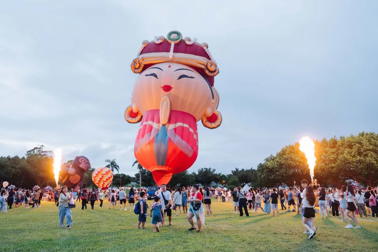 迷你熱氣球及噴火秀登場，熊熊火焰照亮夜空，展現熱氣球另一種震撼魅力。市府提供