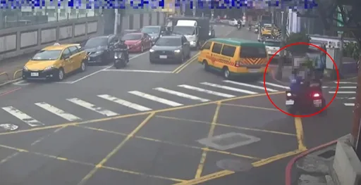 騎士高速追撞害斷腿　肇事車跑了！家屬怒控：疑似毒駕