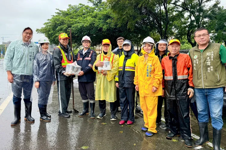 陳其邁市長視察側溝清疏及慰勞清潔隊員。翻攝畫面