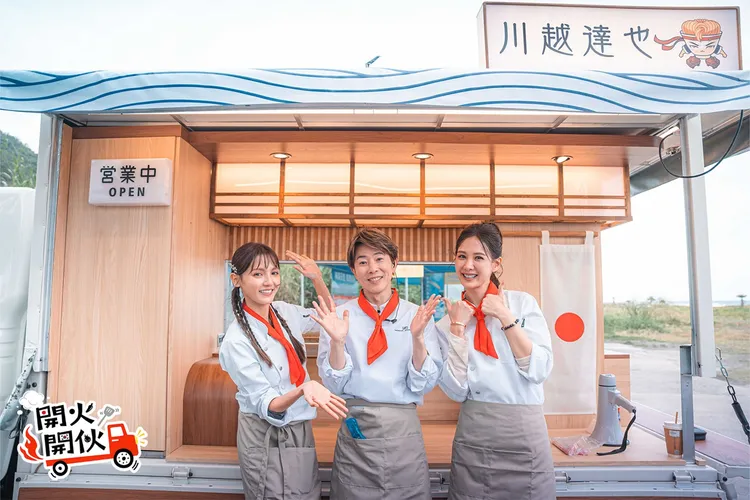 日本隊Dora謝雨芝(左一)、主廚川越達也與值班經理安心亞。TVBS提供