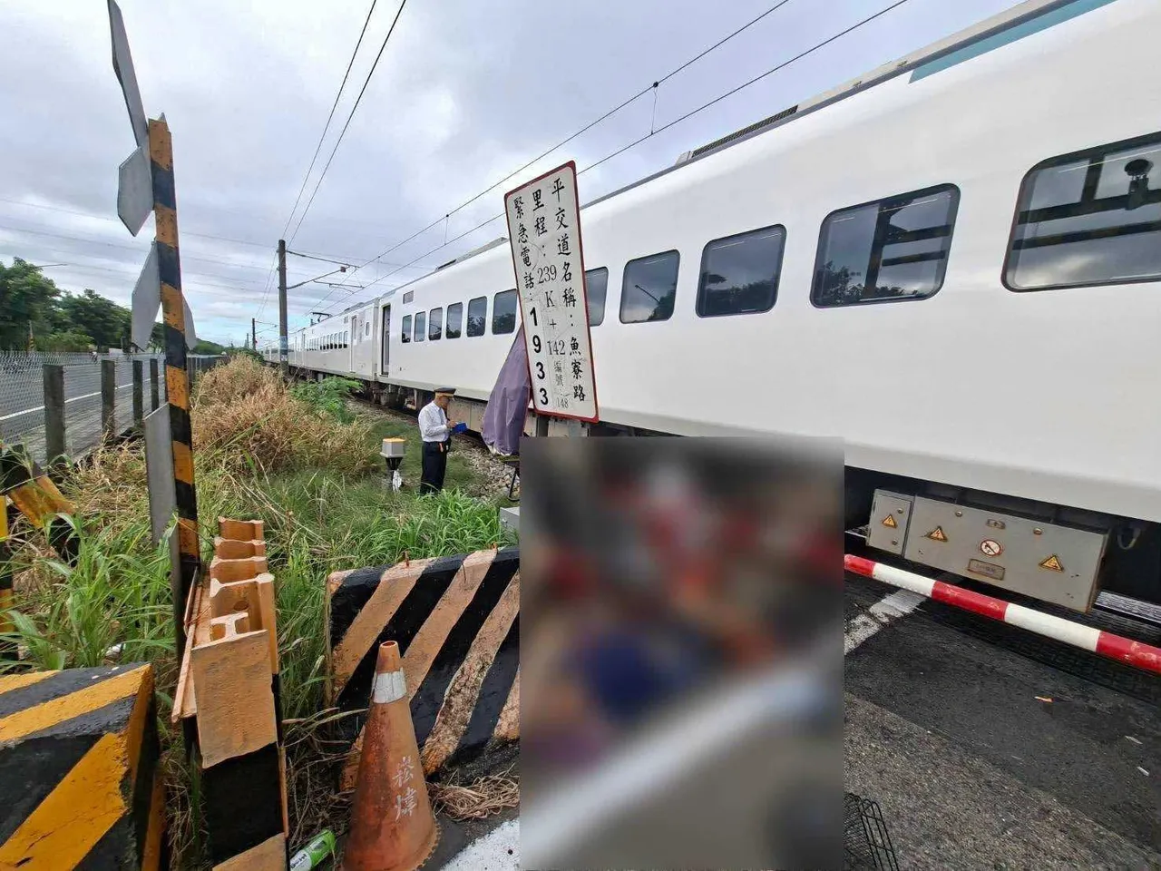 電動輔助車卡鐵軌遭新自強號撞上　彰化男命危搶救中