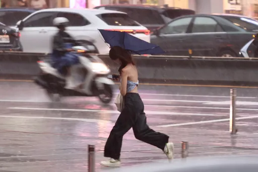 雨天最怕滑倒！醫師點名5種鞋別穿出門　一踩濕地恐骨折