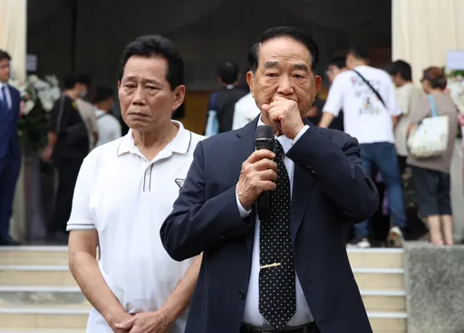 宋楚瑜哽咽送別陳盈潔　組「螞蟻雄兵」無償幫挺選舉：有情有義，她做到了！