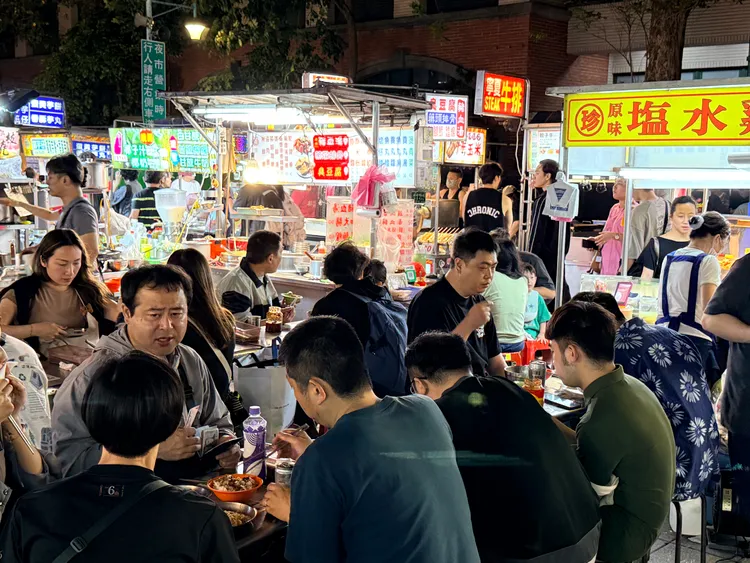 行政院明年起每年加碼25.5億元，推動全台商圈、市場及夜市升級，改善公共設施與消費環境。攝影中心