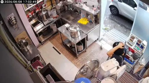 強風吹爆玻璃門！宜蘭女店員嚇到抱頭轉圈　驚悚瞬間曝光