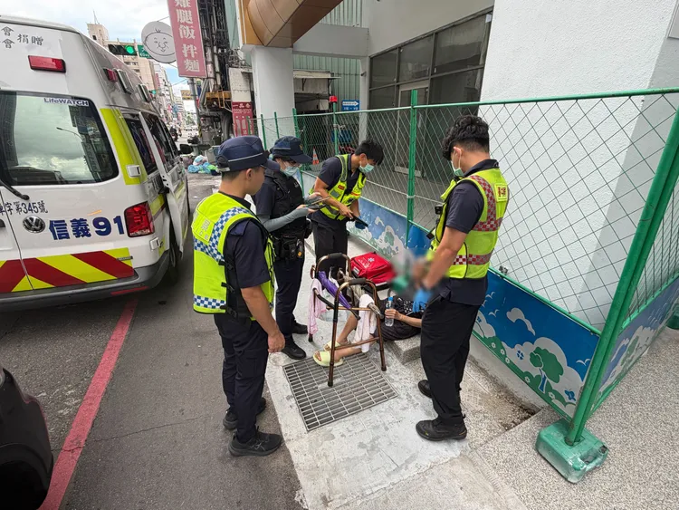 阿嬤體力不支癱坐路旁，幸好熱心民眾協助通報，阿嬤才順利返家。翻攝畫面
