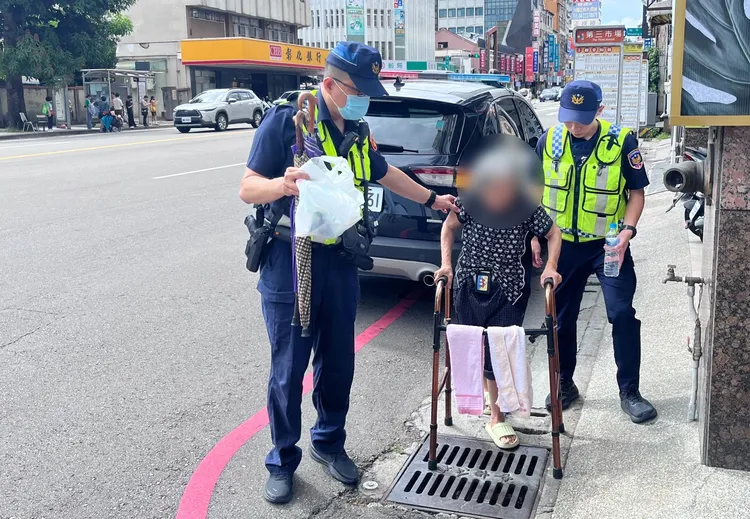 阿嬤體力不支癱坐路旁，幸好熱心民眾協助通報，阿嬤才順利返家。翻攝畫面