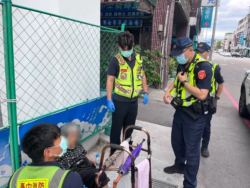助行器阿嬤體力不支坐路旁　警認出速送她返家