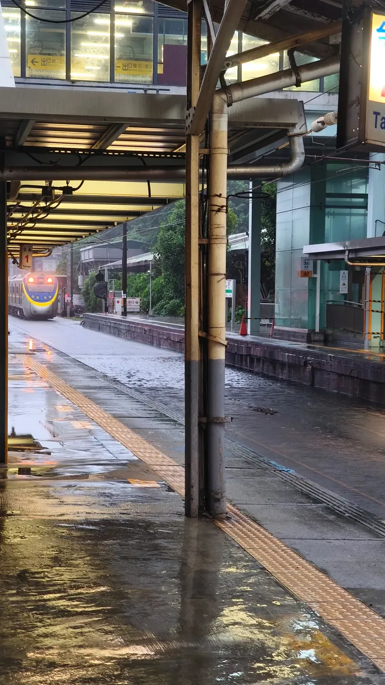 儘管台南火車站淹大水，台鐵列車今（24）日一早仍嘗試行駛、提供民眾服務。Threads網友「@hedgehog1229」授權提供