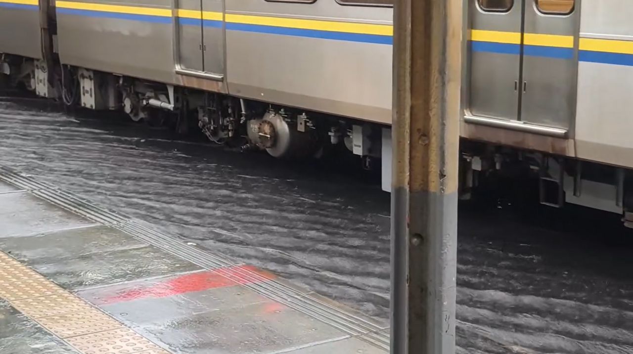 暴雨慘淹台南車站 台鐵「水中行駛」全網佩服!日本人淚謝
