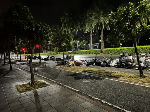 淡水小客車深夜撞整排機車　肇逃10分鐘被逮！離譜畫面曝光