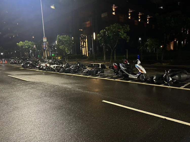 路邊整排機車遭撞倒。翻攝畫面