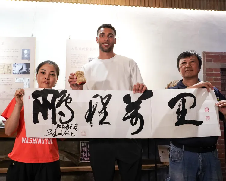 拉文(中)。桃園市政府