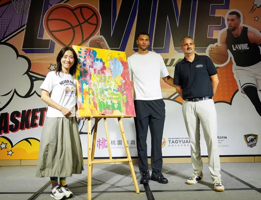 NBA球星拉文出席「LoVine 桃園」讓愛飛翔活動　下午造訪大溪老街深驗桃園在地文化魅力