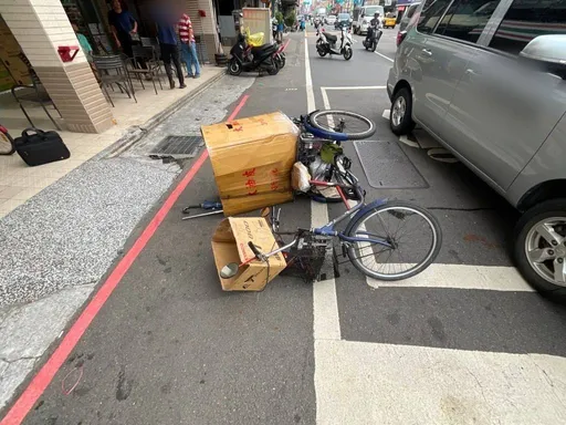 桃園汽、單車擦撞！場面一度火爆　警方及時化解無人傷