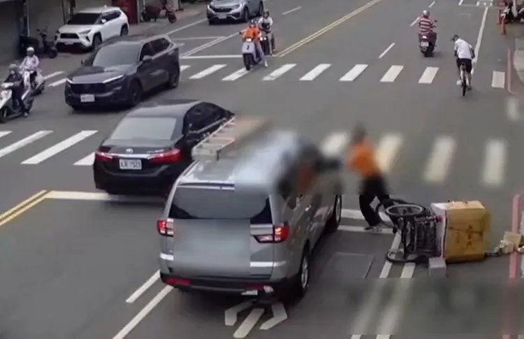 單車騎士一度搥打小客車。翻攝畫面