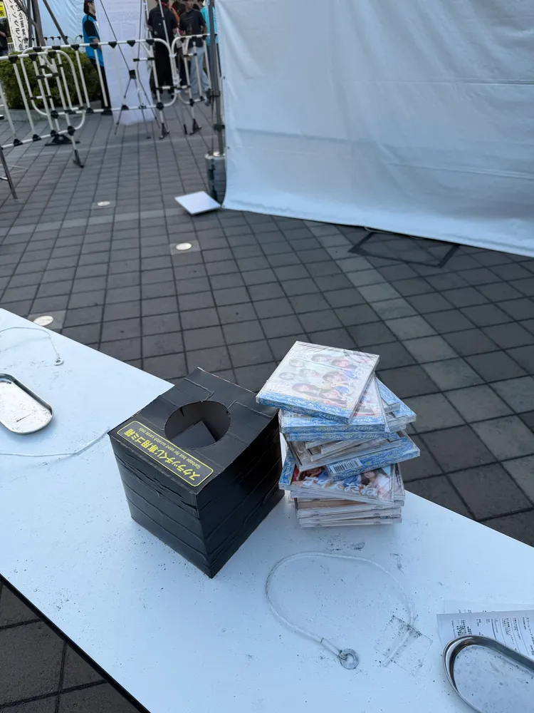 粉絲將CD隨意棄置會場周邊。翻攝自X_@ID_meolohaji