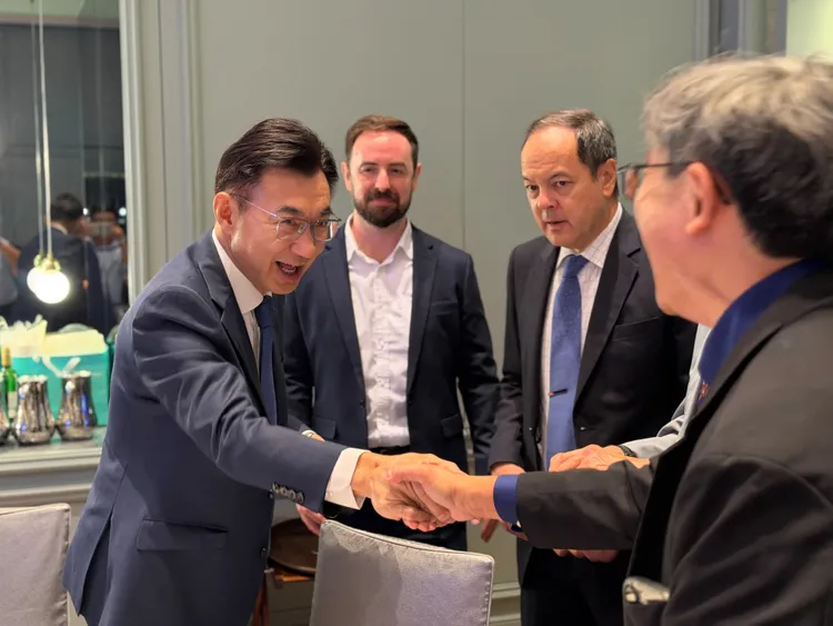 江啟臣昨晚應邀出席台中美國商會晚宴，逐一與在場外籍人士握手。江啟臣辦公室提供