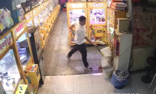新北23歲男「心情不好」　拿開山刀闖娃娃機店瘋狂亂砍