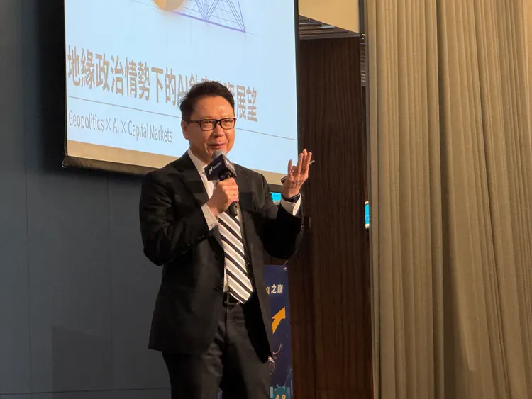 財經專家阮慕驊分析這波市場大回檔中，各類股跌幅與抗震表現。呂承哲攝