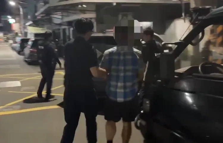劉男在住處被逮，原來是當天喝了點酒又與女友吵架，心情不佳看誰都不爽。翻攝畫面