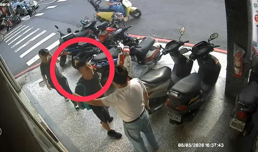 看三小！醉男超商前亮刀威嚇議員秘書　警5小時逮人竟是雙通緝犯