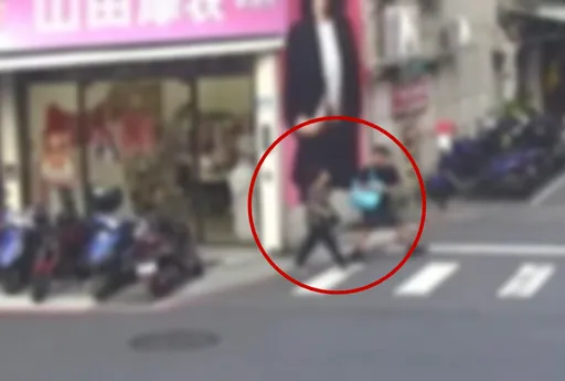 看三小！醉男超商前亮刀威嚇議員秘書　警5小時逮人竟是雙通緝犯