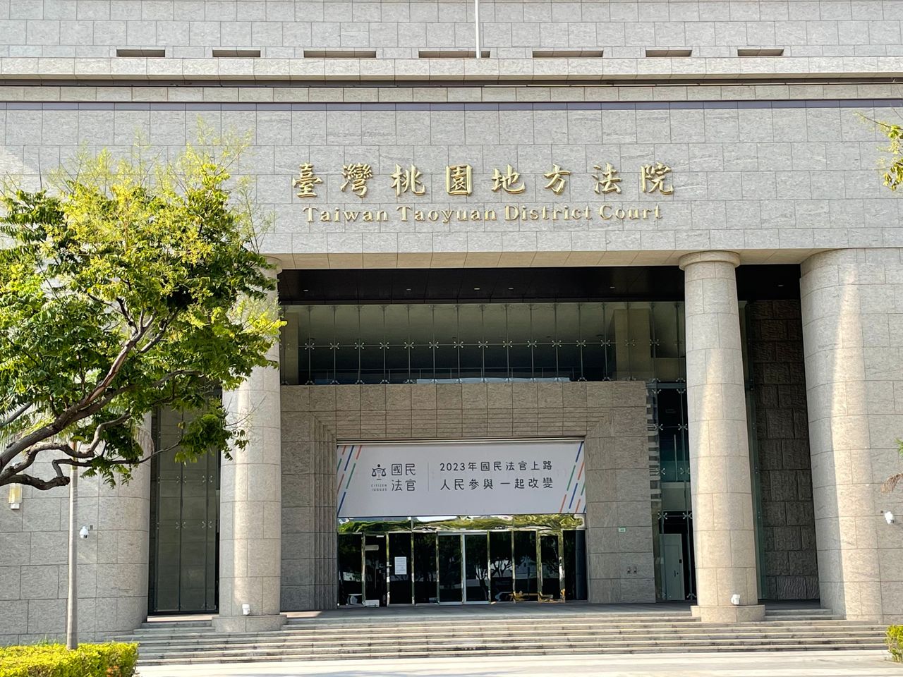 感情糾紛釀悲劇!勸架者趴引擎蓋遭甩飛輾斃 桃園莾男判囚7年4月