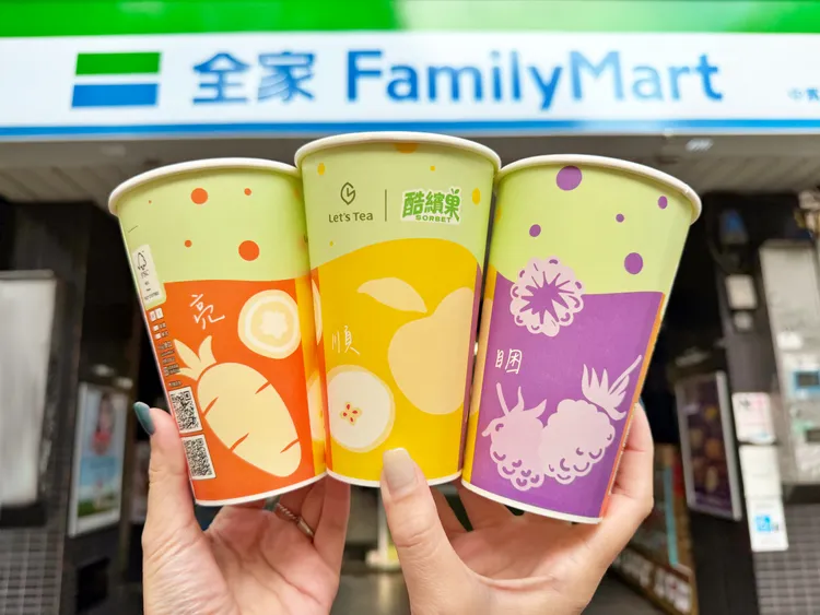 酷繽果祭出「蘋果順」、「桑葚睏」及「胡蘿蔔亮」3款新品冰沙。全家提供