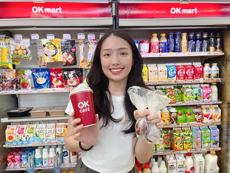 早餐優惠可享大杯莊園美式搭配2顆炭焙烏龍茶葉蛋45元。OKmart提供