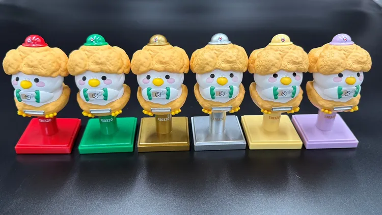 這次聯名禮盒隨機附贈中秋限定的「泡芙波波鴿郵筒印章公仔」。中華郵政提供