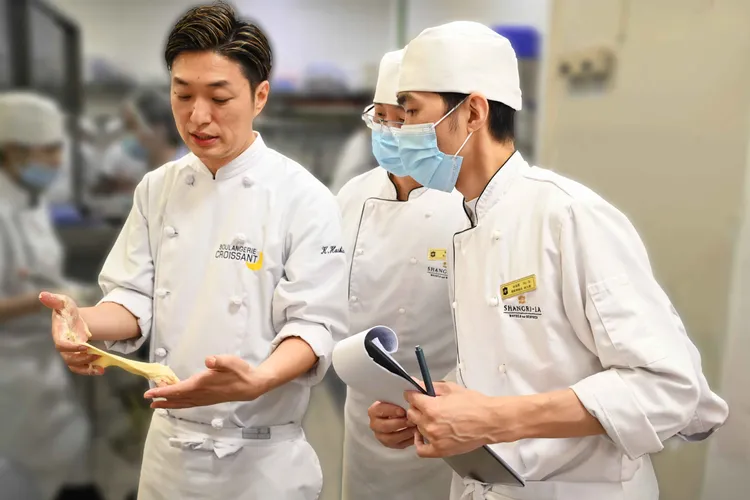 橋爪主廚親自示範麵糰製作與關鍵工法，與飯店烘焙團隊進行技術交流。台南遠東香格里拉提供
