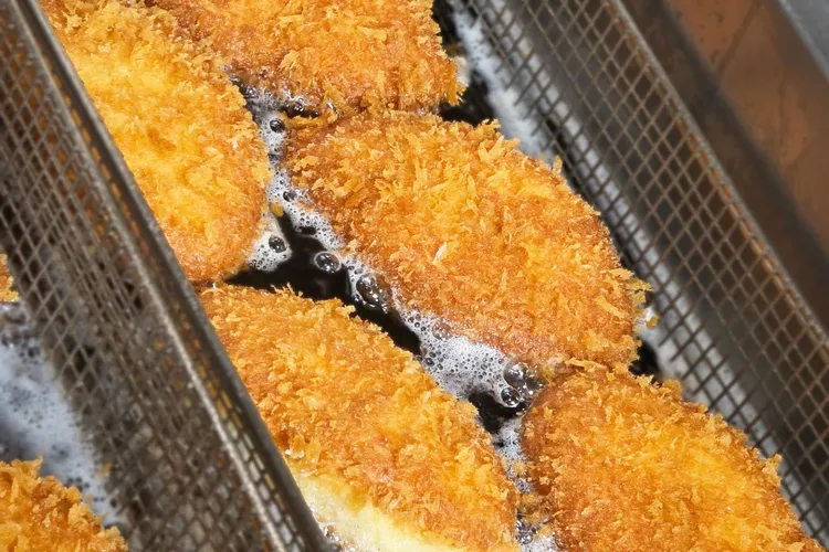 經高溫油炸至金黃酥脆，呈外酥內濃郁口感的日本最高金賞珈哩麵包。台南遠東香格里拉提供