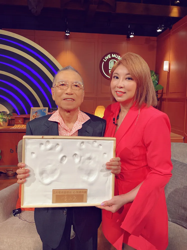 陳思安（右）與父親合影。年代提供