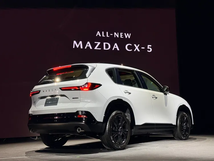 重新設計的尾燈與寬幅 MAZDA 品牌字徽延展車尾橫向比例，搭配俐落的車身曲面，呈現更成熟的休旅姿態。林浩昇攝