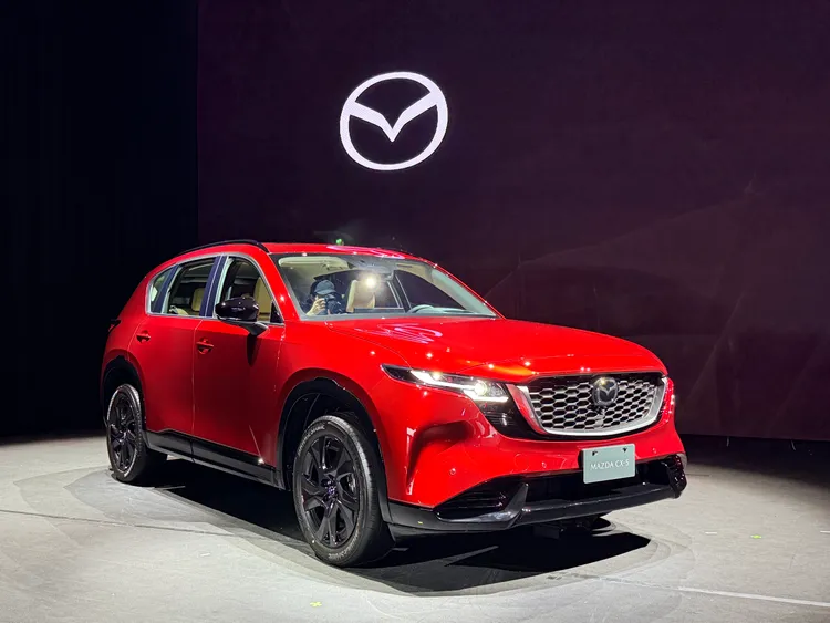 全車系標配i-ACTIV AWD智慧型四輪驅動，透過四輪驅動系統強化不同天候與路況下的循跡穩定性，搭配最高54項主被動安全科技，提升日常行車防護。林浩昇攝