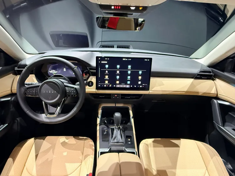 全新數位座艙結合大型中央資訊顯示幕，依車型提供12.9吋或15.6吋中央螢幕，搭配10.25吋數位儀錶與全彩HUD，將車況、導航等資訊集中於駕駛視線範圍。林浩昇攝