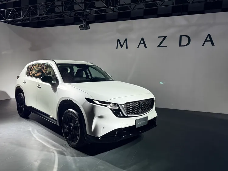 車頭以更簡潔俐落的線條勾勒新世代CX-5識別，頭燈內更融入「5」字樣細節，提升車頭辨識度。林浩昇攝