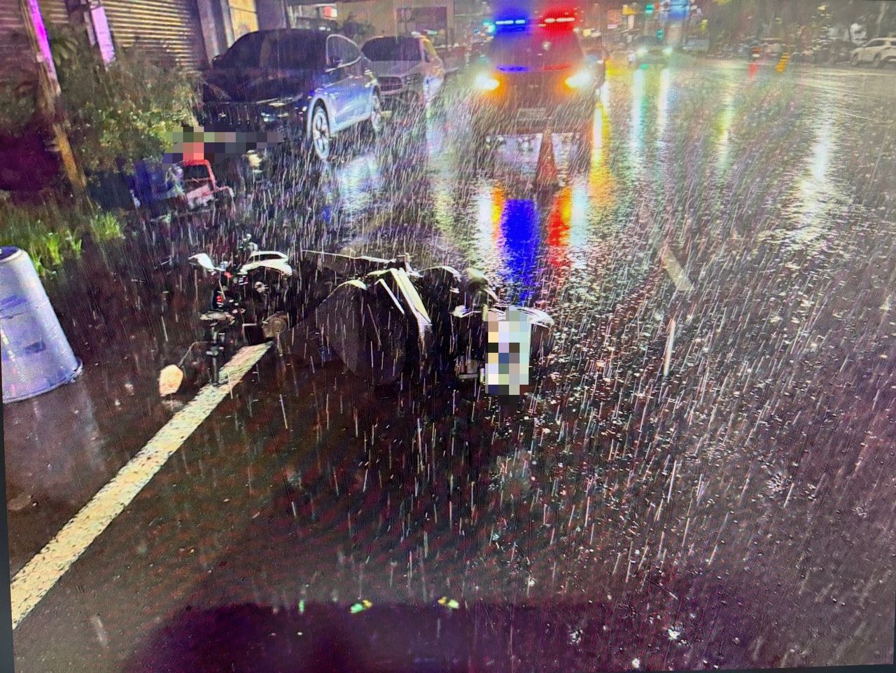 豪雨視線差釀交通事故!高雄楠梓1夜5起機車自摔 2人受傷送醫
