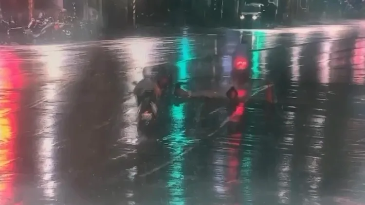 豪雨造成夜間視線不良、路面不明，導致多名騎士滑倒自摔。翻攝畫面
