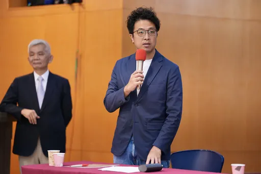 沈伯洋為店家簽名開戰蔣萬安！藍戰將嗆：自打臉去年大罷免時的自己