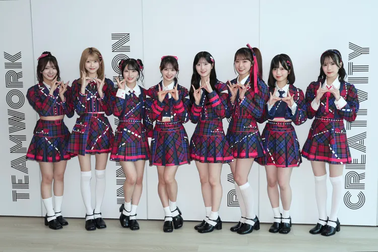 工藤華純（左起）、千葉恵里、佐藤綺星、伊藤百花、八木愛月、山內瑞葵、川村結衣、橋本恵理子比出新歌《Sukish》（好きish）的手勢。莊宗達攝