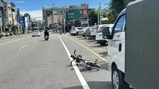 小貨車停黃線還開左車門！電輔車騎士瞬間撞上倒地　頭部重創昏迷