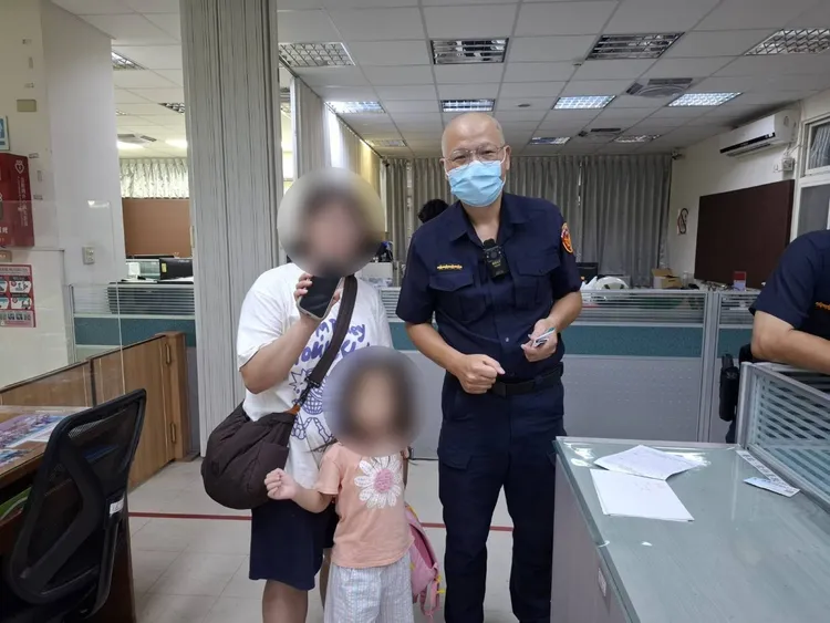 曾女跟撿到她手機的老先生約在超商見面取回，也感謝協助找回手機的警方合影。翻攝畫面