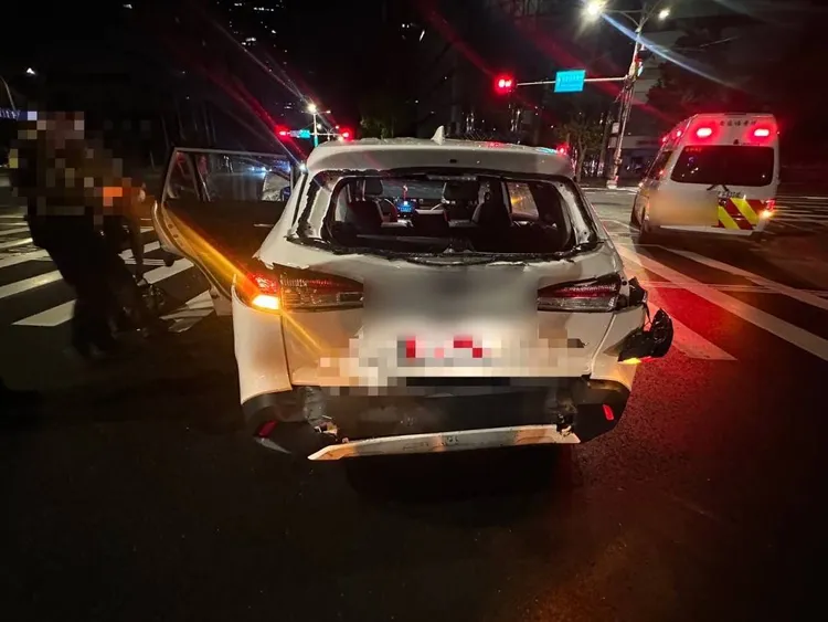 遭撞的小客車。翻攝畫面