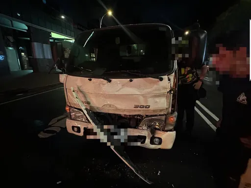 信義區深夜「蹦」一聲！回收車追撞事故　住戶睡夢驚醒以為「下冰雹」