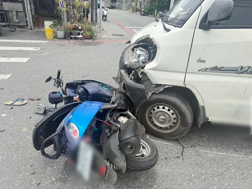 花蓮車禍！小貨車疑闖紅燈撞上機車　騎士右手骨折送醫