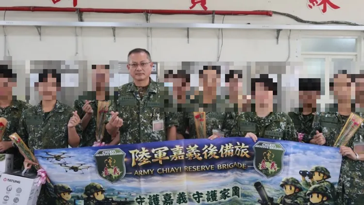 陸軍嘉義後備旅旅長楊姓上校，與部隊官兵合影。嘉義後備旅提供